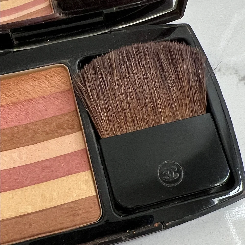 CHANEL blush palette with harmonious stripes of gold, brown, and pink.
